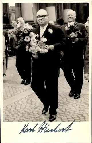 Foto Ak Politiker Karl Wiechert im Anzug mit Blumengesteck, Autogramm