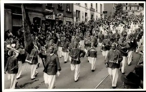 Foto Ak Neuchâtel Stadt Neuchâtel, Marschierende Menschen im Festzug, Trompeter