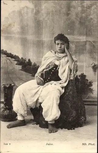 Judaika Ak Jude, Junger Mann in Tracht, Sitzportrait