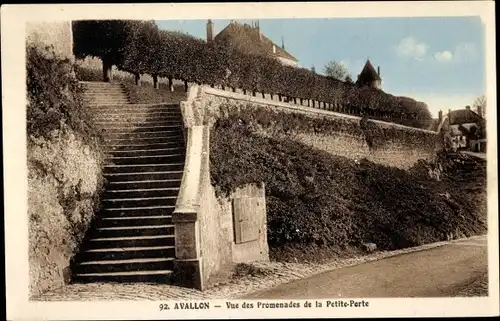 Ak Avallon Yonne, Blick auf die Promenaden de la Petite Porte