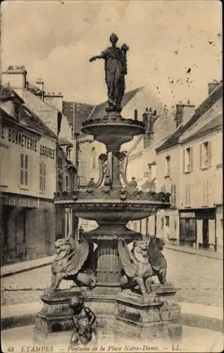 Ak Etampes Essonne, Fontaine de la Place Notre Dame