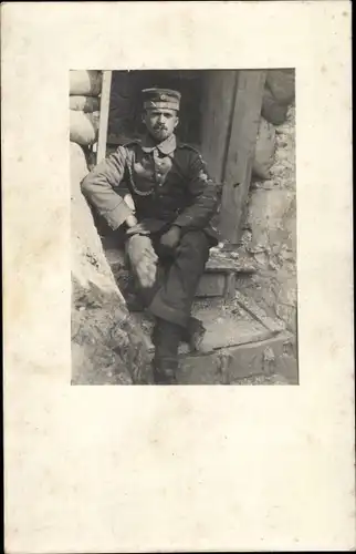 Foto Ak Soldat mit Schützenschnur vor einem Hauseingang