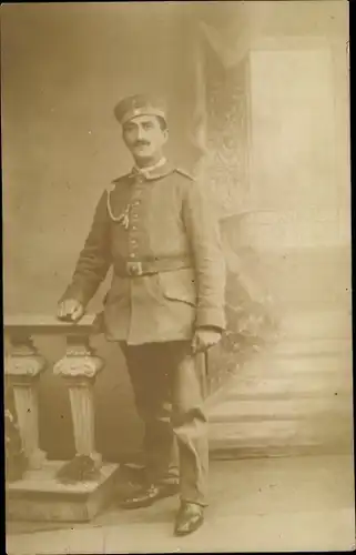 Foto Ak Soldat in Uniform, Schützenschnur, Standportrait