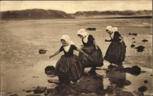 Ak Opkomend Water, Strandgezicht, Mädchen in niederländischen Trachten