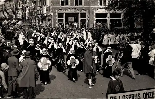 Foto Ak Belgien, Fest, Marschierende Menschen, Prozession