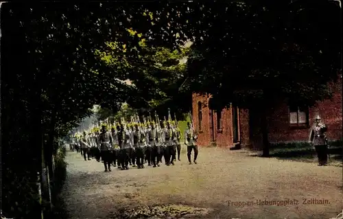 Ak Zeithain in Sachsen, Truppenübungsplatz, Marschierende Soldaten, Kaiserreich