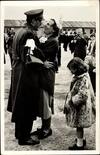 Ak Königin Juliana der Niederlande, Prinz Bernhard, Prinzessinnen, Schiphol 1950