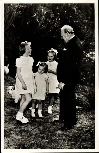 Ak Prinzessinnen Beatrix, Irene und Margriet der Niederlande im Gespräch mit Winston Churchill, 1946