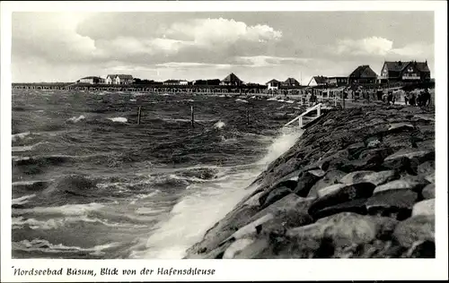 Ak Nordseebad Büsum, Blick von der Hafenschleuse, Wellen, Gischt