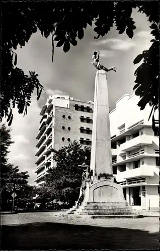 Ak Léopoldville Belgisch Kongo Zaire, Monument des Aviateurs et Building Forescom