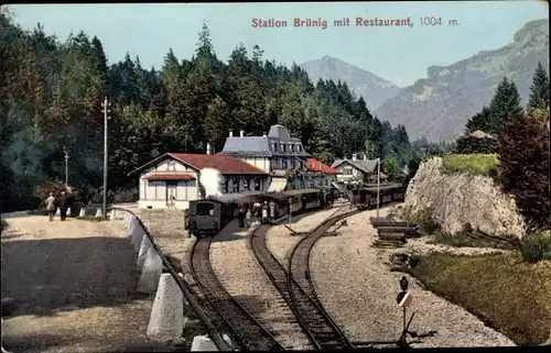 Ak Brünig Meiringen Kt. Bern Schweiz, Bahnhof Brünig, Gleisansicht, Restaurant