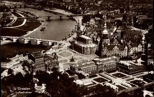 Ak Dresden Altstadt, Panoramaansicht vom Ort, Fliegeraufnahme