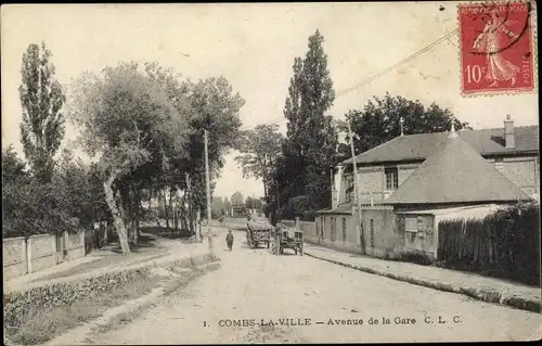Ak Combs la Ville Seine et Marne, Avenue de la Gare, charrettes