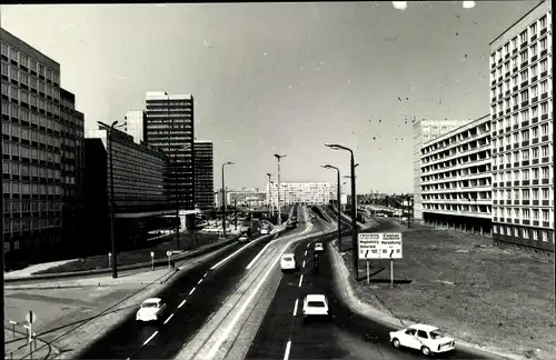 Foto Ak Halle an der Saale, Straßenpartie, Hochhäuser