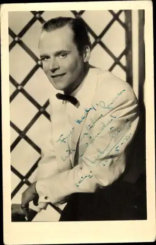 Foto Ak Portrait Schauspieler Albert Lieven, Fliege, Hemd, Autogramm