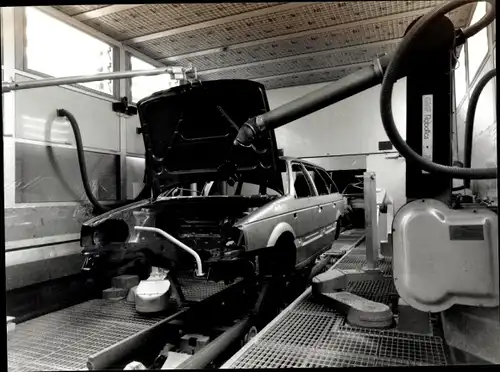 Foto Auto, Volkswagen, Lakierroboter beim Auftragen des wasserlöslichen Füllerlacks