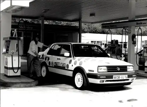 Foto Auto, Volkswagen, Multi-Fuel-Concept, Autokennzeichen WOB VJ 14, Tankstelle