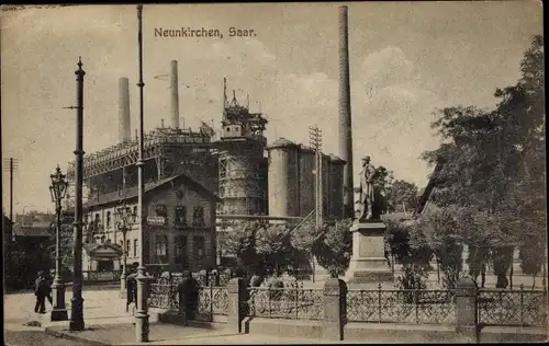 Ak Neunkirchen im Saarland, Hochöfen mit Stumm Denkmal