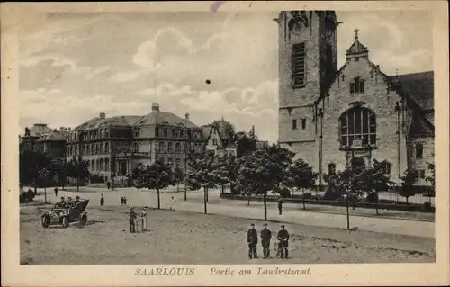 Ak Saarlouis im Saarland, Kirche, Partie am Landratsamt, Automobil