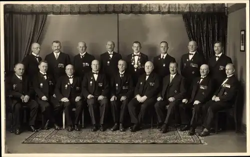 Foto Ak Gruppenbild der Männer, Auszeichnung