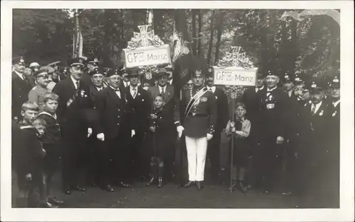 Foto Ak Mainz am Rhein, GFZ Mainz, Gruppenbild, Männer, Soldat, Kinder