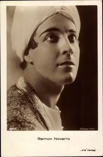 Ak Schauspieler Ramon Novarro, Portrait, Kopfbedeckung