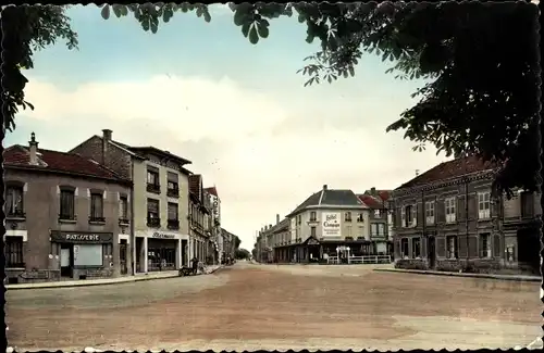 Ak Suippes Marne, La Place, l'Avenue de la Gare