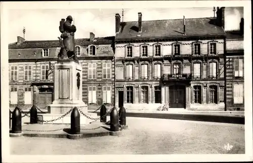 Ak Sainte Menehould Marne, Le Monument aux Morts et la Poste