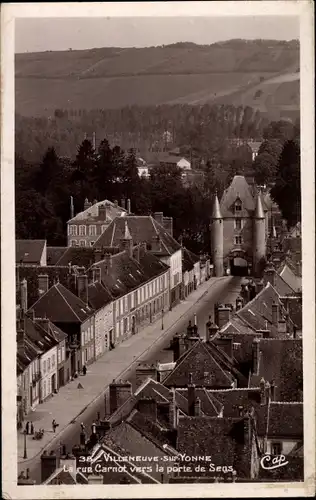 Ak Villeneuve sur Yonne, Rue Carnot vers la porte de Sens