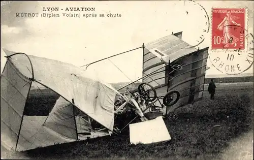 Ak Lyon Aviation, Metrot, Biplane Voisin nach seinem Absturz