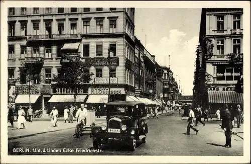 Ak Berlin Mitte, Unter den Linden, Ecke Friedrichstraße, Passanten, Auto