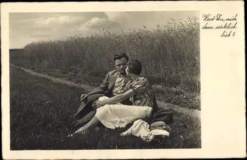 Ak Hast Du mich denn wirklich lieb, Liebespaar am Feldrand