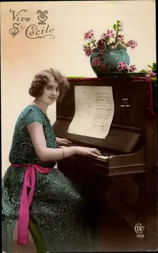 Ak Frau in grünem Kleid, Klavierspiel, Blumen, Noten