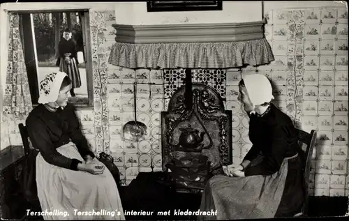 Ak Terschelling Friesland Niederlande, Terschelling's interieur met klederdracht