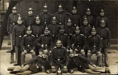 Foto Ak Deutsche Soldaten in Uniform, Pickelhauben, Gruppenbild 1915