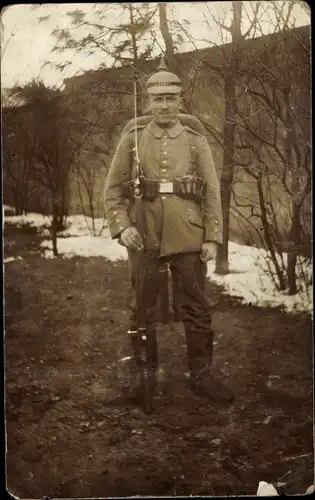 Foto Ak Deutscher Soldat in Uniform, Standportrait, Pickelhaube, Ausrüstung, Bajonett