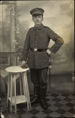 Foto Ak Deutscher Soldat in Uniform, Standportrait