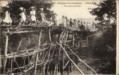 Ak Senegal, Un Pont primitif, Trägerinnen auf einer Brücke