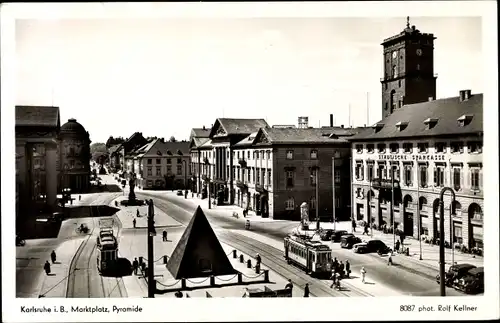 Ak Karlsruhe in Baden, Marktplatz, Pyramide, Straßenbahnen, Städtische Sparkasse