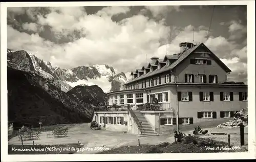 Ak Garmisch Partenkirchen in Oberbayern, Das Kreuzeckhaus mit Blick zur Zugspitze