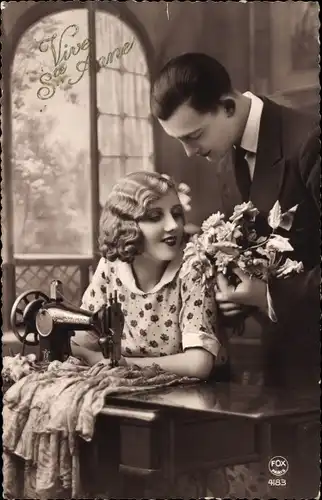 Ak Namenstag, Vive Sainte Anne, Frau an der Nähmaschine, Mann mit Blumenstrauß