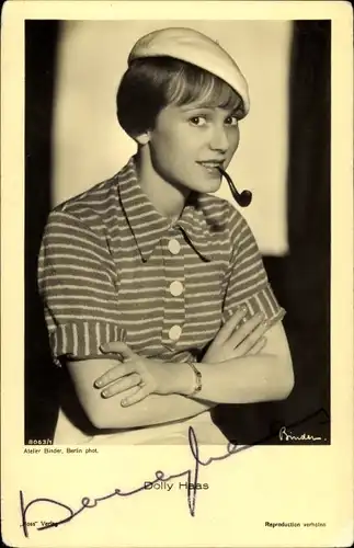 Ak Schauspielerin Dolly Haas, Portrait, Mütze, Pfeife, Autogramm