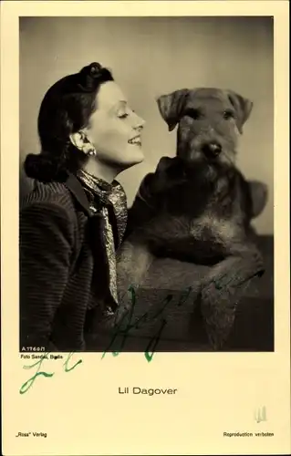 Ak Schauspielerin Lil Dagover, Portrait mit Hund, Terrier, Ross Verlag A 1760/1, Autogramm