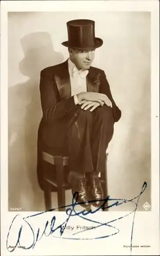 Ak Schauspieler Willy Fritsch, Portrait auf einem Hocker, Zylinder, Autogramm