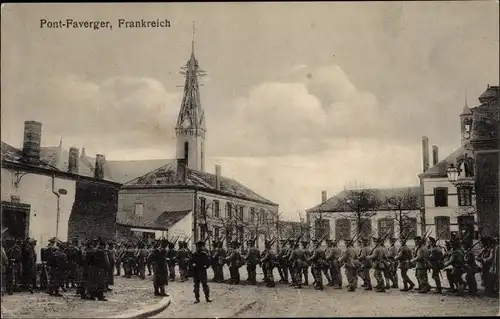 Ak Pontfaverger Moronvilliers Marne, Soldaten marschieren durch die Stadt