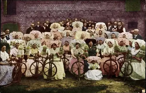 Ak Spreewald, Spinnstube, Frauen in Spreewälder Volkstrachten, Spinnräder