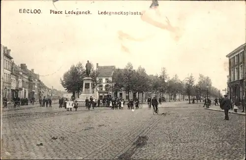 Ak Eeklo Ostflandern, Ledegancksplaats, statue, gens