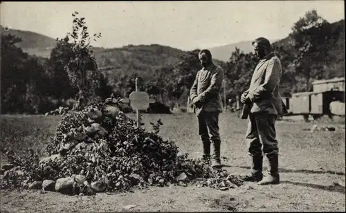 Ak Zwei Soldaten am Bayerngrab, I. WK