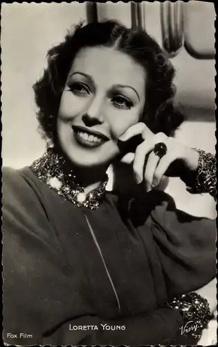 Ak Schauspielerin Loretta Young, Portrait, Halsschmuck