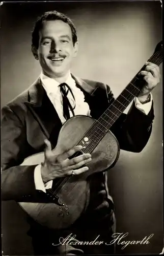 Ak Schauspieler Alexander Hegarth, Portrait, Gitarre, DEFA, Meine Frau macht Musik